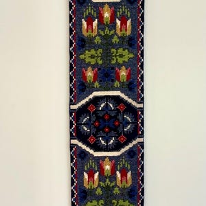 Vintage Zweeds wandtapijt: handgeborduurde wanddecoratie volkskunst