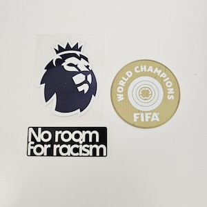 Pode incluir: Uma placa de madeira rústica com o texto "Welcome to our home" em letras brancas. A placa apresenta um acabamento desgastado e um design simples e convidativo, perfeito para uma varanda ou entrada.