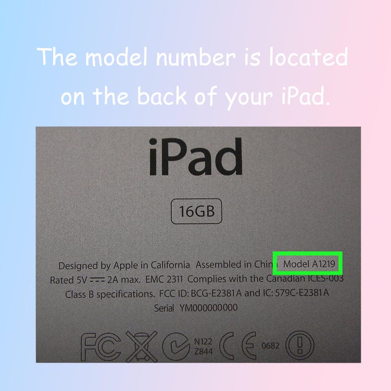 Pode incluir: Uma imagem em close-up da parte traseira de um iPad, mostrando as informa&ccedil;&otilde;es do modelo. O iPad &eacute; prateado com a palavra "iPad" em letras pretas grandes. O n&uacute;mero do modelo &eacute; A1219. A capacidade de armazenamento &eacute; de 16 GB.