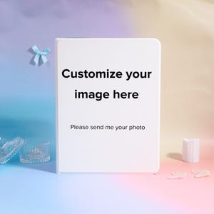Peut inclure: Un produit rectangulaire blanc aux coins arrondis, avec le texte "Customize your image here" et "Please send me your photo" en noir. Le fond présente un dégradé de bleu, de rose et de jaune.