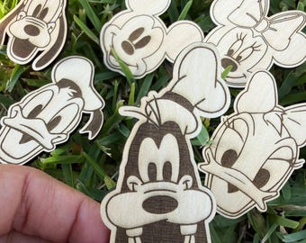 Aimant en bois Mickey gravé personnalisé, Mickey et ses amis, baby shower Mickey, anniversaire Mickey, 1er anniversaire de Mickey, faveur Mickey, cadeaux