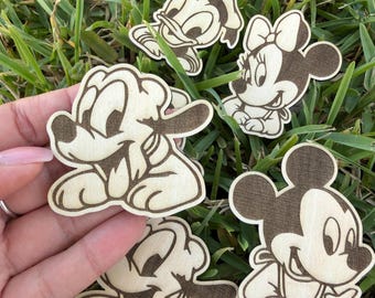 Aimant en bois Mickey gravé personnalisé, Mickey et ses amis, baby shower Mickey, anniversaire Mickey, 1er anniversaire de Mickey, faveur Mickey, cadeaux