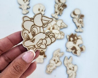 Aimant en bois gravé Looney Tunes : cadeau de naissance personnalisé