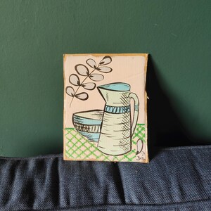 Bodegón original en técnica mixta sobre caja de vino orgánico reciclado de 17 cm x 31 cm, jarra vintage sin marco y cuenco en paleta de colores pastel.