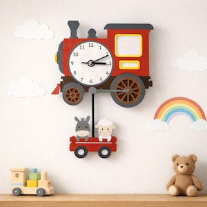 Puede incluir: Un reloj de pared de madera rojo y marrón con forma de tren y esfera blanca. El reloj tiene un péndulo con un carro rojo que transporta un burro y una oveja. También hay nubes decorativas y un arcoíris.