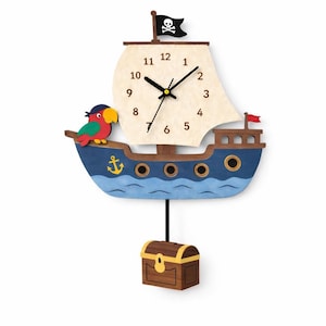 Könnte beinhalten: Eine weiße Keramik-Tasse mit schwarzem Henkel und dem Text "But First, Coffee" in fetter, schwarzer Schrift. Die Tasse steht vor einem verschwommenen Hintergrund, der eine gemütliche Umgebung suggeriert.