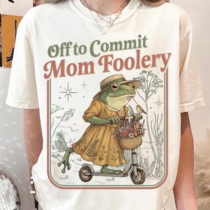 Komfortfärger Mama Frog Off to Commit Mom Foolery Mors dag T-shirt, Mors dag-present, Anpassad namntröja