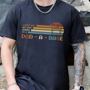 お父さんのジョークは全部パパのベースTシャツに詰め込んでいます。父の日のプレゼント、面白いお父さんTシャツ、お父さんへのプレゼント、新しいお父さんTシャツ、父の日のシャツ、パパTシャツ