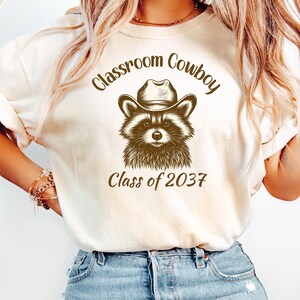 Comfort Colors® Personalisiertes Waschbär-Shirt, Lehrer der ersten Klasse Shirt, Lehr-Shirt für 1st-Grad-Team, Howdy Western Lehrer-Shirt