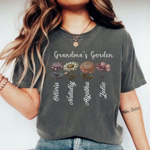 Comfort Colors® aangepast oma-tuinshirt, oma-T-shirt, bloemen geboortemaand, gepersonaliseerde cadeaus voor oma, Moederdagcadeau voor oma