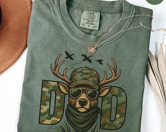 Comfort Colors® ハンティングダッドシャツ、カモフラージュDAD Tシャツ、クールなDAD Tシャツ、ハンターのお父さんへのギフト、アウトドア派のお父さんへの父の日ギフト、彼へのギフト