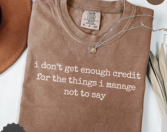 Comfort Colors® No recibo suficiente crédito por las cosas que logro no decir, Camiseta sarcástica, Camiseta de humor para adultos, Camiseta de persona habladora