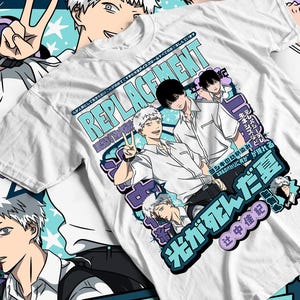 Op de afbeelding: Wit T-shirt met een anime-stijl ontwerp en Japanse tekst. De afbeelding toont mannelijke personages en het woord "REPLACEMENT" in lichtblauw. Het shirt heeft een ronde hals en korte mouwen.