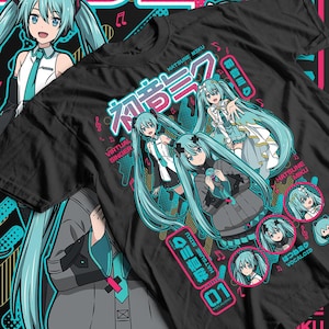 Puede incluir: Camiseta negra con un gr&aacute;fico de Hatsune Miku, una cantante virtual, con pelo y atuendos turquesa. El dise&ntilde;o incluye texto japon&eacute;s y las palabras "Hatsune Miku" y "Virtual Singer".
