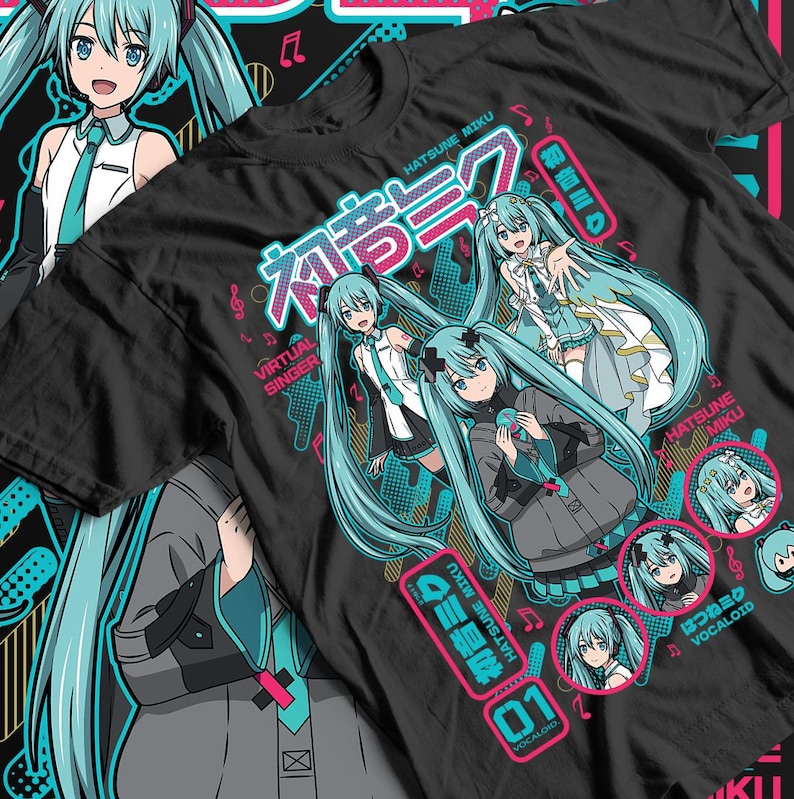 Puede incluir: Camiseta negra con un gr&aacute;fico de Hatsune Miku, una cantante virtual, con pelo y atuendos turquesa. El dise&ntilde;o incluye texto japon&eacute;s y las palabras "Hatsune Miku" y "Virtual Singer".