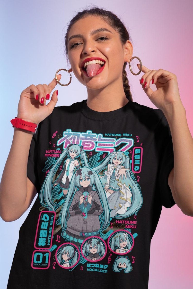Puede incluir: Camiseta negra con Hatsune Miku, una cantante virtual con largo cabello turquesa. El dise&ntilde;o incluye texto japon&eacute;s e ilustraciones del personaje en varias poses. La camiseta tiene cuello redondo.