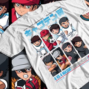 Może przedstawiać: Biała koszulka z kolorową grafiką piłkarzy anime. Projekt zawiera niebieski tekst z napisem "NIUPI SUPER CAMPEONES" i "FRANCO CANADIENSE". Koszulka zawiera również tekst "4 VS 4 MATCH" i japoński tekst.