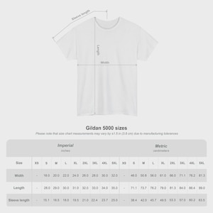 Puede incluir: Camiseta blanca Gildan 5000 con tabla de tallas. La tabla muestra medidas en pulgadas y cent&iacute;metros para ancho, largo y largo de manga. Las medidas van de XS a 5XL. El ancho var&iacute;a de 46,0 a 81,3 cm.