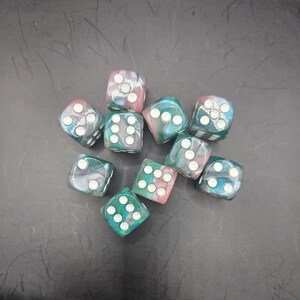 Chessex D6 16mm Gemini Blue-Gold/white Die At