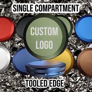 Puede incluir: Una colección de contenedores de un solo compartimento en varios colores, incluyendo rojo, plateado, negro, azul, amarillo y marrón. El contenedor central presenta el texto "CUSTOM LOGO" y "TOOLED EDGE". Los contenedores tienen un borde texturizado.