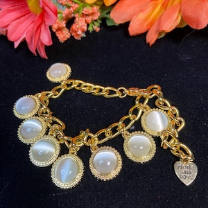 White Cat&#39;s Eye Cabochon Bracelet