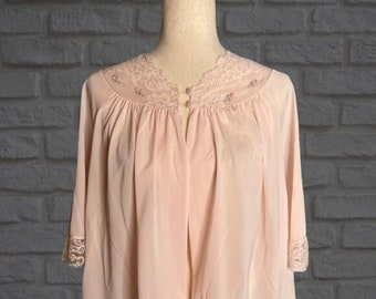 Vintage 1960's Shadowline Light Pink Lace Rosebud Short Robe Capelet Coverup Size Medium Nylon Dainty Feminine M