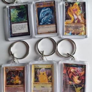 Llavero con miniatura de juego de cartas coleccionables