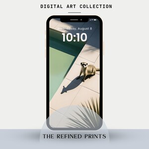 Op de afbeelding: Een smartphone toont een digitale kunstprint met een stokstaartje bij een zwembad. Het scherm toont de datum en tijd. De tekst "DIGITAL ART COLLECTION" en "THE REFINED PRINTS" staan bovenaan en onderaan.