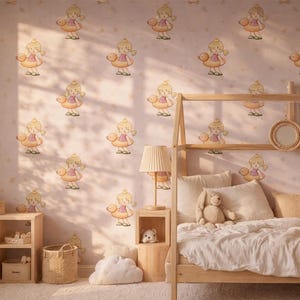 Könnte beinhalten: Kinderzimmer mit hellrosa Tapete mit einem sich wiederholenden Muster eines Cartoon-Mädchens auf einem Enten-Schwimmring. Das Zimmer umfasst ein Holzbett, einen Nachttisch mit Lampe und ein kleines Holzregal mit Spielzeug.