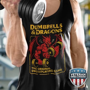 Może przedstawiać: Czarny tank top z grafiką czerwonego smoka podnoszącego hantle i żółtym napisem "Dumbbells & Dragons". Wyświetlany jest również tekst "The Original Swoleplaying Game". Odznaka "Veteran Owned & Operated" znajduje się w prawym dolnym rogu.