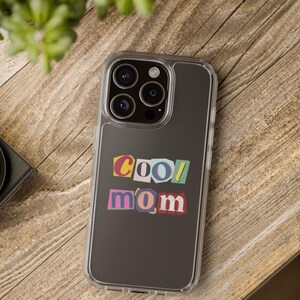Funda retro para teléfono de mamá genial, divertida funda transparente para mamá, minimalista y transparente con texto, estética coqueta, regalo significativo para mamá.