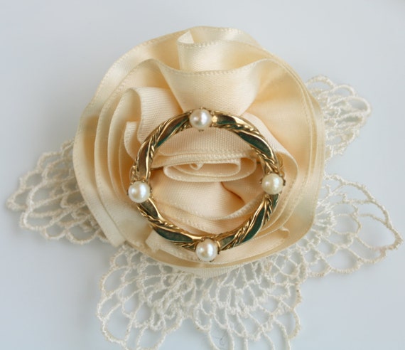 Vintage Round Twisted Gold Plated Pin with Pearls - image 1
