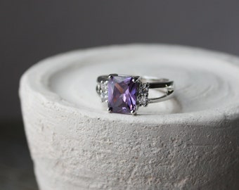 Vintage Purple and White Cubic Zirconia Solitaire Ring White Gold Plating, size 7, small gift.