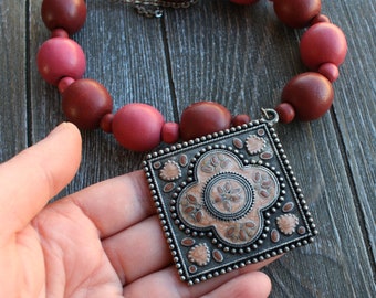 Chunky Vintage Antique Silver Tone Pink Wood Bead & Enamel Tribalist Pendant Necklace