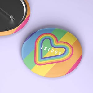 Répandez amour et fierté avec un nom personnalisé LGBTQ+, épingles de fierté personnalisées, accessoires de fierté LGBTQ, insigne d&#39;épinglettes personnalisé, cadeau personnalisé