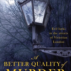 Pu&ograve; includere: Copertina di un libro con un lampione vittoriano con un vetro rotto, una sagoma e alberi spogli. Il titolo "A Better Quality of Murder" &egrave; in oro, con la frase "Evil lurks in the streets of Victorian London."