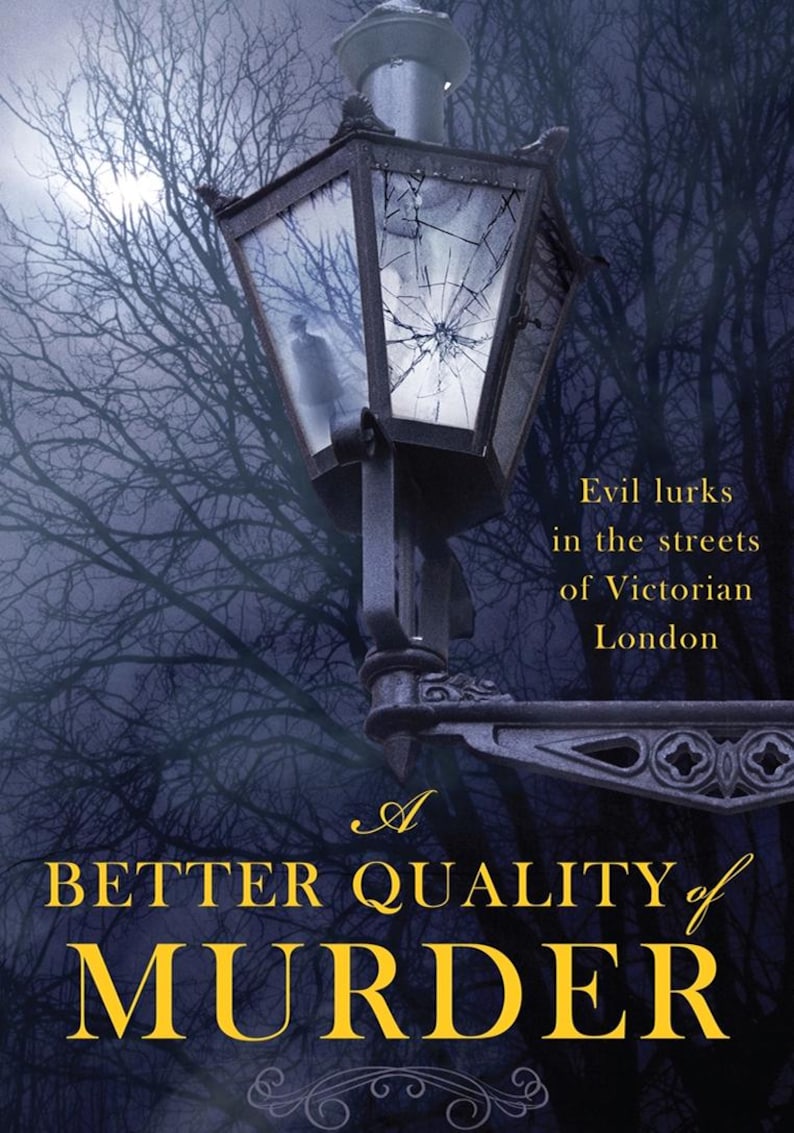 Pu&ograve; includere: Copertina di un libro con un lampione vittoriano con un vetro rotto, una sagoma e alberi spogli. Il titolo "A Better Quality of Murder" &egrave; in oro, con la frase "Evil lurks in the streets of Victorian London."