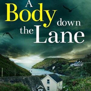 Pu&ograve; includere: Copertina del libro "A Body Down the Lane", un giallo gallese. Il titolo &egrave; in grandi lettere gialle e bianche su uno sfondo di cielo drammatico. Una scena costiera con una casa e colline sullo sfondo.