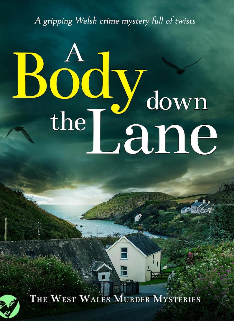 Pu&ograve; includere: Copertina del libro "A Body Down the Lane", un giallo gallese. Il titolo &egrave; in grandi lettere gialle e bianche su uno sfondo di cielo drammatico. Una scena costiera con una casa e colline sullo sfondo.