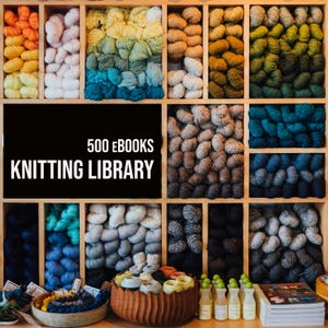 Puede incluir: Una vitrina de madera llena de madejas de hilo de colores en varios tonos de naranja, rosa, verde, azul y marrón. Un letrero negro en el centro dice "500 eBooks KNITTING LIBRARY". Una cesta de hilo y pequeñas botellas están en primer plano.