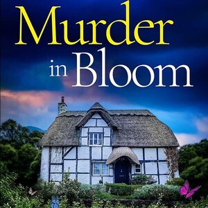 Pu&ograve; includere: Copertina del libro "Murder in Bloom" con un cottage pittoresco con tetto di paglia e giardino. Il titolo &egrave; in giallo su uno sfondo di cielo blu scuro. Farfalle e fiori in primo piano.