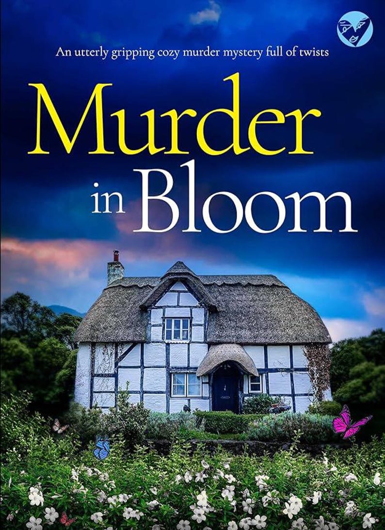 Pu&ograve; includere: Copertina del libro "Murder in Bloom" con un cottage pittoresco con tetto di paglia e giardino. Il titolo &egrave; in giallo su uno sfondo di cielo blu scuro. Farfalle e fiori in primo piano.