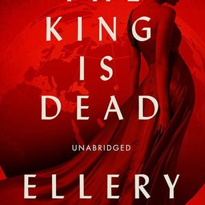 Pu&ograve; includere: Copertina del libro "The King is Dead" di Ellery Queen. La copertina &egrave; prevalentemente rossa, con la silhouette di una persona in un abito fluente. Il testo bianco mostra il titolo, l'autore e "UNABRIDGED". Una mappa del mondo &egrave; visibile.