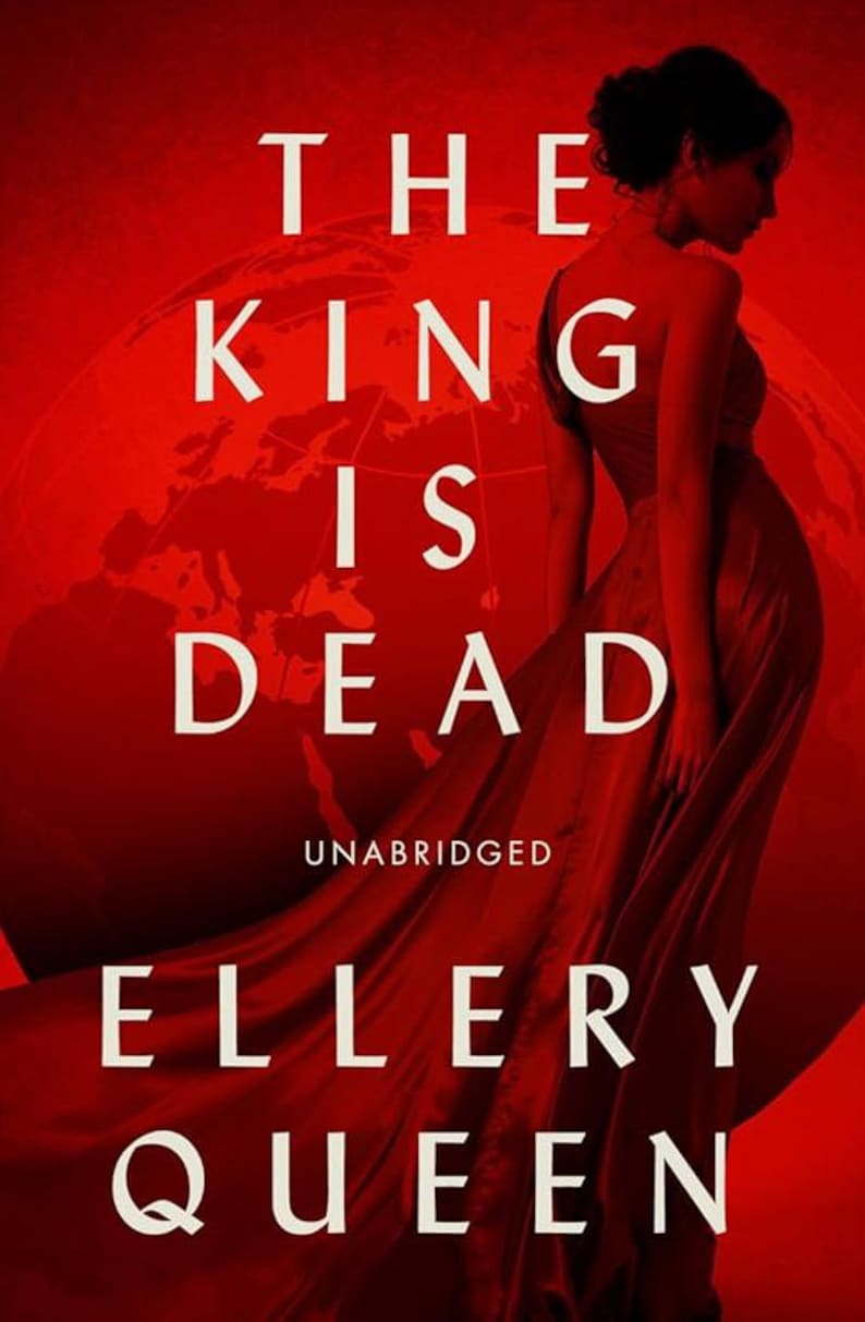 Pu&ograve; includere: Copertina del libro "The King is Dead" di Ellery Queen. La copertina &egrave; prevalentemente rossa, con la silhouette di una persona in un abito fluente. Il testo bianco mostra il titolo, l'autore e "UNABRIDGED". Una mappa del mondo &egrave; visibile.