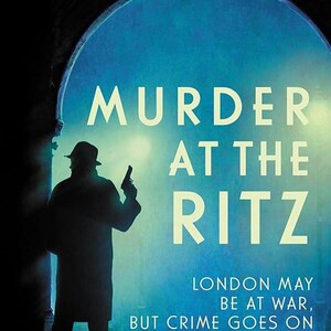 Pu&ograve; includere: Copertina del libro "Murder at the Ritz". Una silhouette di una persona che tiene una pistola si trova di fronte a uno sfondo blu. Il titolo &egrave; in grandi lettere bianche, con il sottotitolo "Londra pu&ograve; essere in guerra, ma il crimine continua."