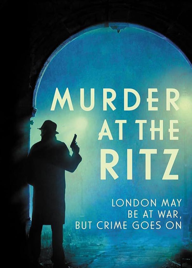 Pu&ograve; includere: Copertina del libro "Murder at the Ritz". Una silhouette di una persona che tiene una pistola si trova di fronte a uno sfondo blu. Il titolo &egrave; in grandi lettere bianche, con il sottotitolo "Londra pu&ograve; essere in guerra, ma il crimine continua."
