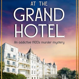 Pu&ograve; includere: Copertina del libro "A Body at the Grand Hotel", un giallo degli anni '20. Il titolo &egrave; in grandi lettere bianche su un cielo sfumato. Un hotel bianco con un ponte e una piscina si trova nella parte inferiore dell'immagine.