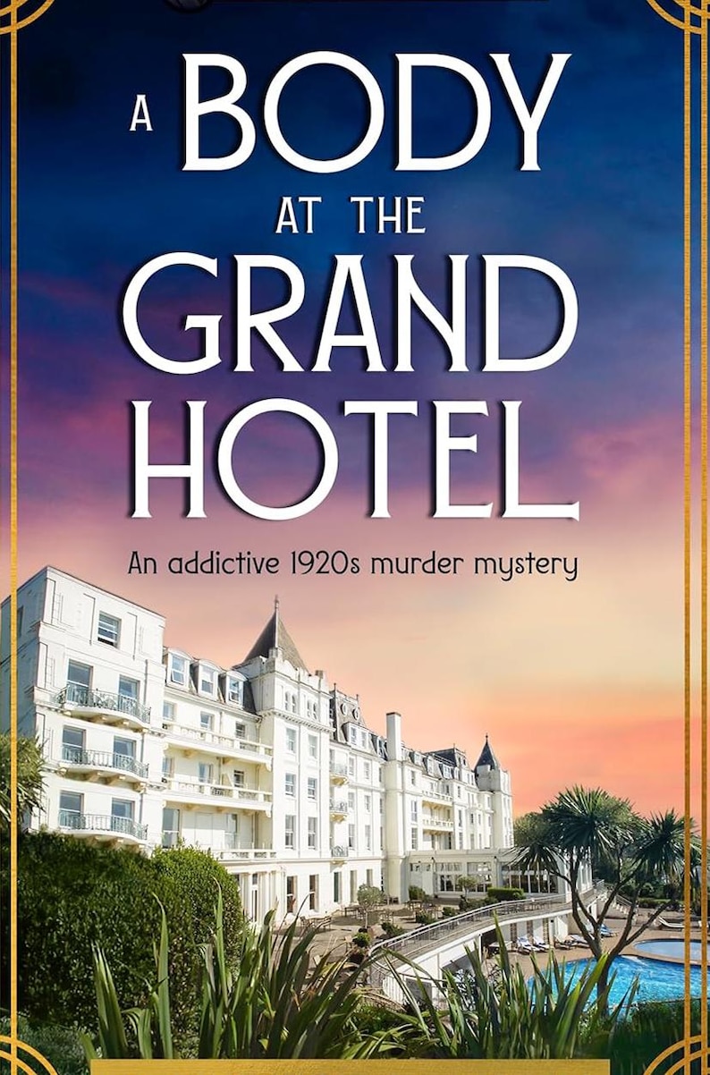 Pu&ograve; includere: Copertina del libro "A Body at the Grand Hotel", un giallo degli anni '20. Il titolo &egrave; in grandi lettere bianche su un cielo sfumato. Un hotel bianco con un ponte e una piscina si trova nella parte inferiore dell'immagine.
