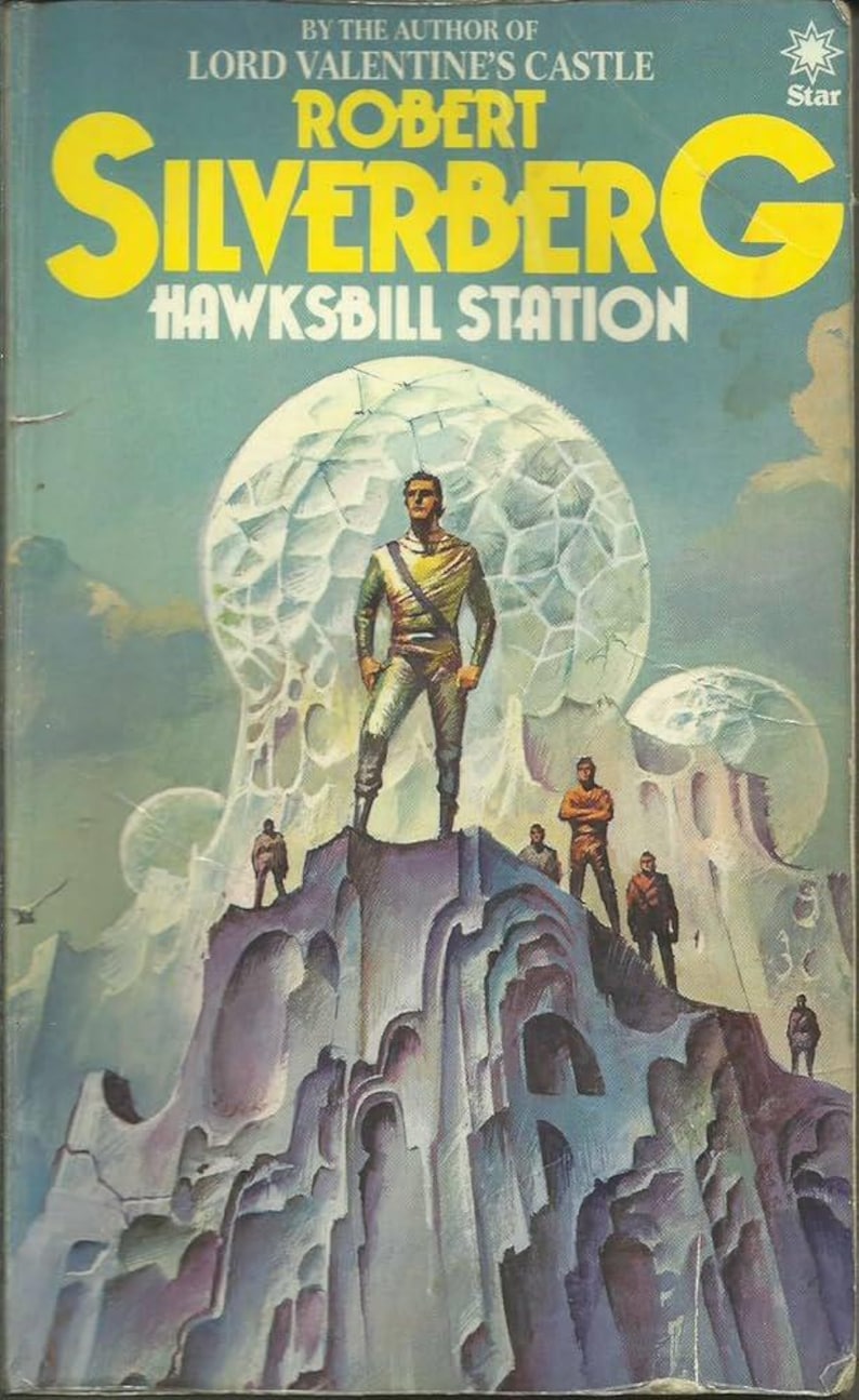 Puede incluir: Portada de libro de bolsillo vintage de "Hawksbill Station" de Robert Silverberg. La ilustraci&oacute;n muestra a un hombre con un atuendo futurista de pie sobre un paisaje rocoso, con otras figuras y grandes estructuras esf&eacute;ricas en el fondo. El t&iacute;tulo es amarillo.