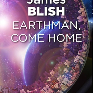 Puede incluir: Portada del libro "Earthman, Come Home" de James Blish. La portada presenta una ciudad futurista que rodea un planeta, sobre un fondo espacial p&uacute;rpura y azul. El t&iacute;tulo y el nombre del autor est&aacute;n en blanco.